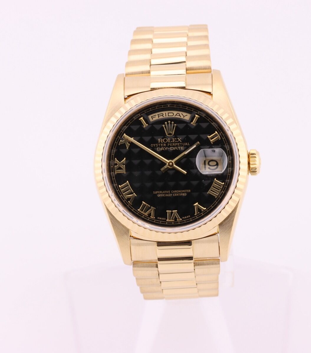 テミンポラロイド Rolex Day-Date 36mm Yellow Gold Black Roman Pyramid Dial President